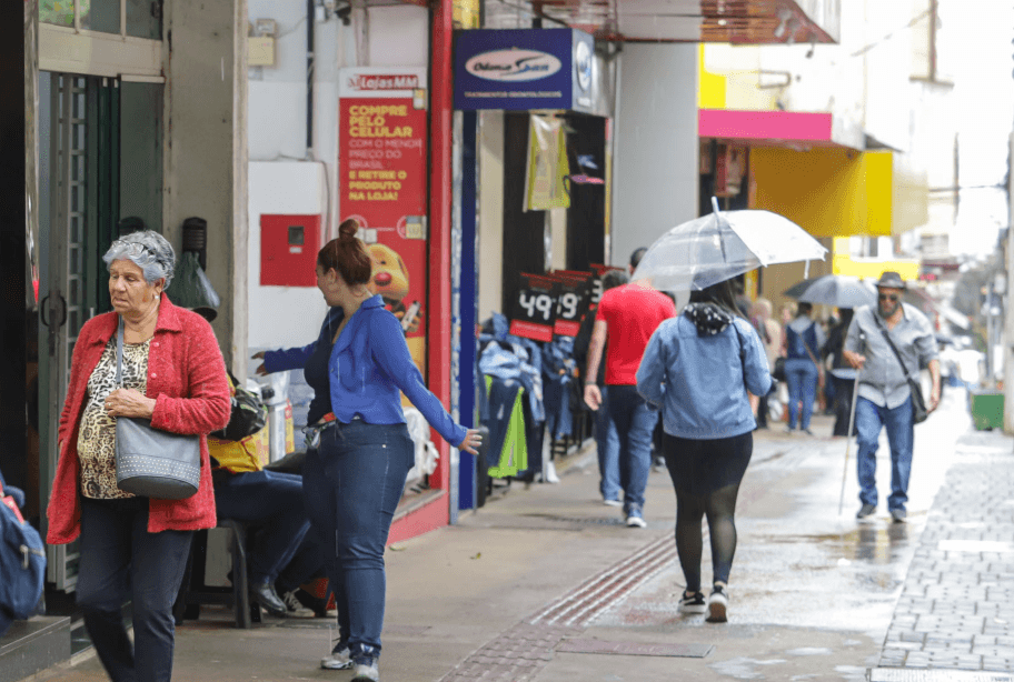 PROJETO QUER LIBERAR FUNCIONAMENTO DO COMÉRCIO AOS DOMINGOS E FERIADOS SEM NECESSIDADE DE ACORDO COLETIVO