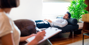 PROJETO PROPÕE AVALIAÇÃO OBRIGATÓRIA DE SAÚDE MENTAL EM EXAMES PERIÓDICOS E DEMISSIONAIS