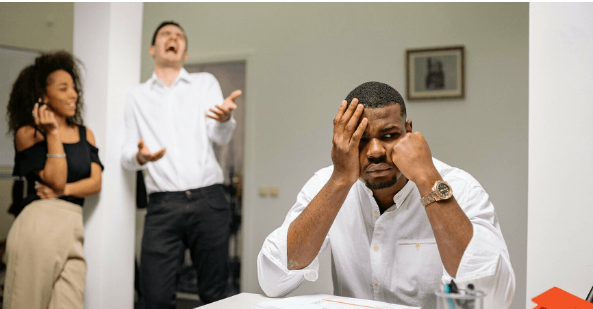 AMBIENTE CORPORATIVO: 5 SINAIS DE UM MEIO TÓXICO