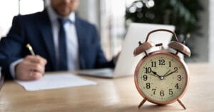 JUSTIÇA DO TRABALHO: HORAS EXTRAS LIDERAM AÇÕES E FRAUDES NO PAGAMENTO ACENDEM ALERTA